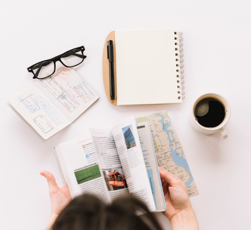 mujer preparando viaje